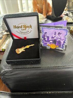 Hard Rock VIP Re Opening Party 2002 Toronto Guitar Pin With Original Velvet Case